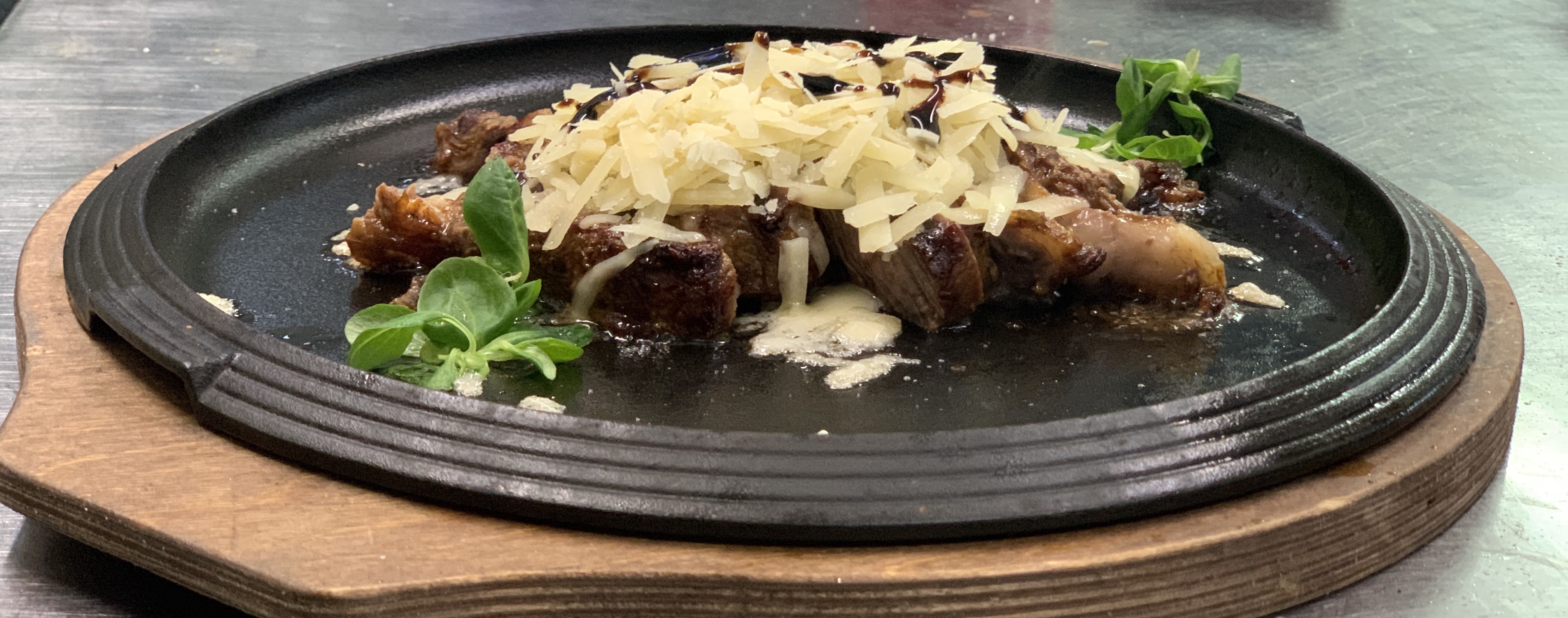 Tagliata di manzo con scaglie di grana e aceto balsamico