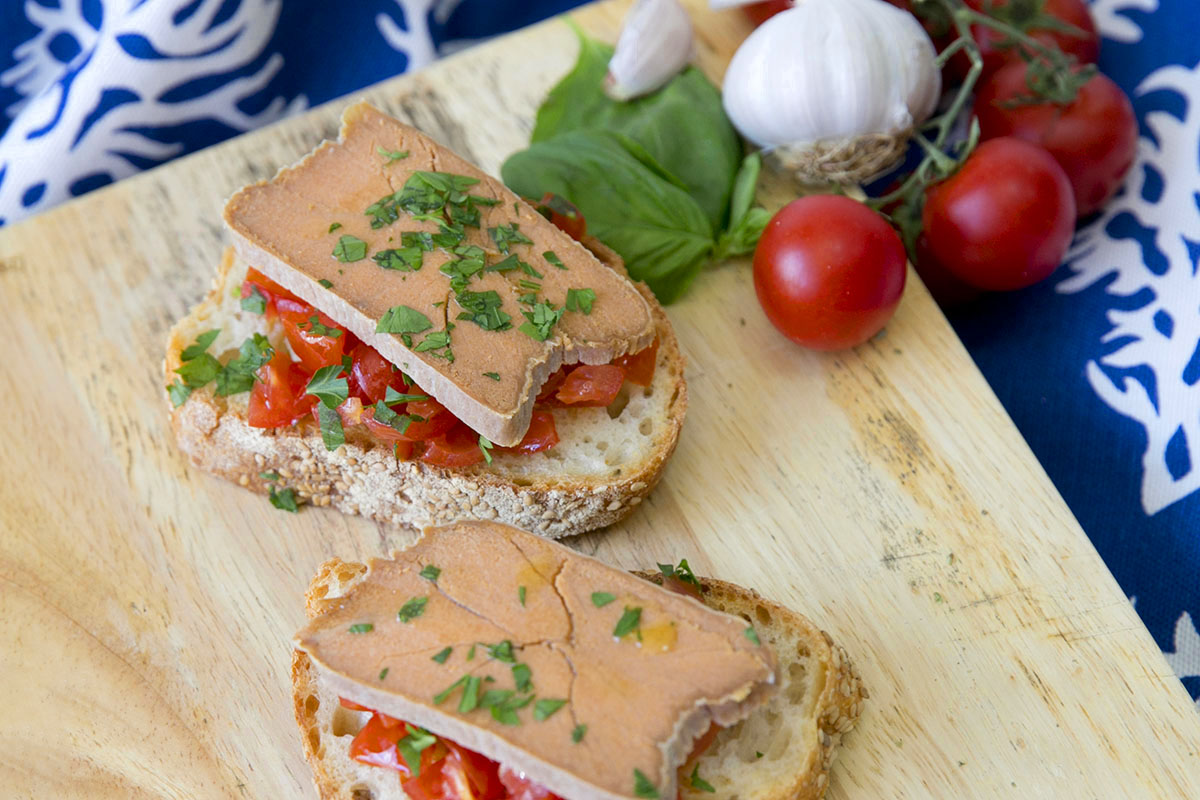 Bruschetta con bottarga  e pomodoro