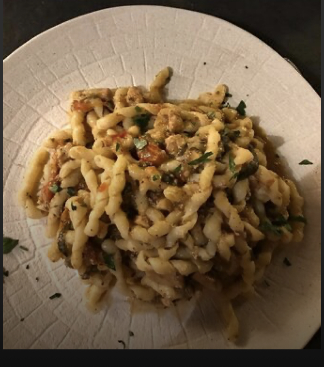 Busiate con pesce spada, zucchine e mandorle tostate