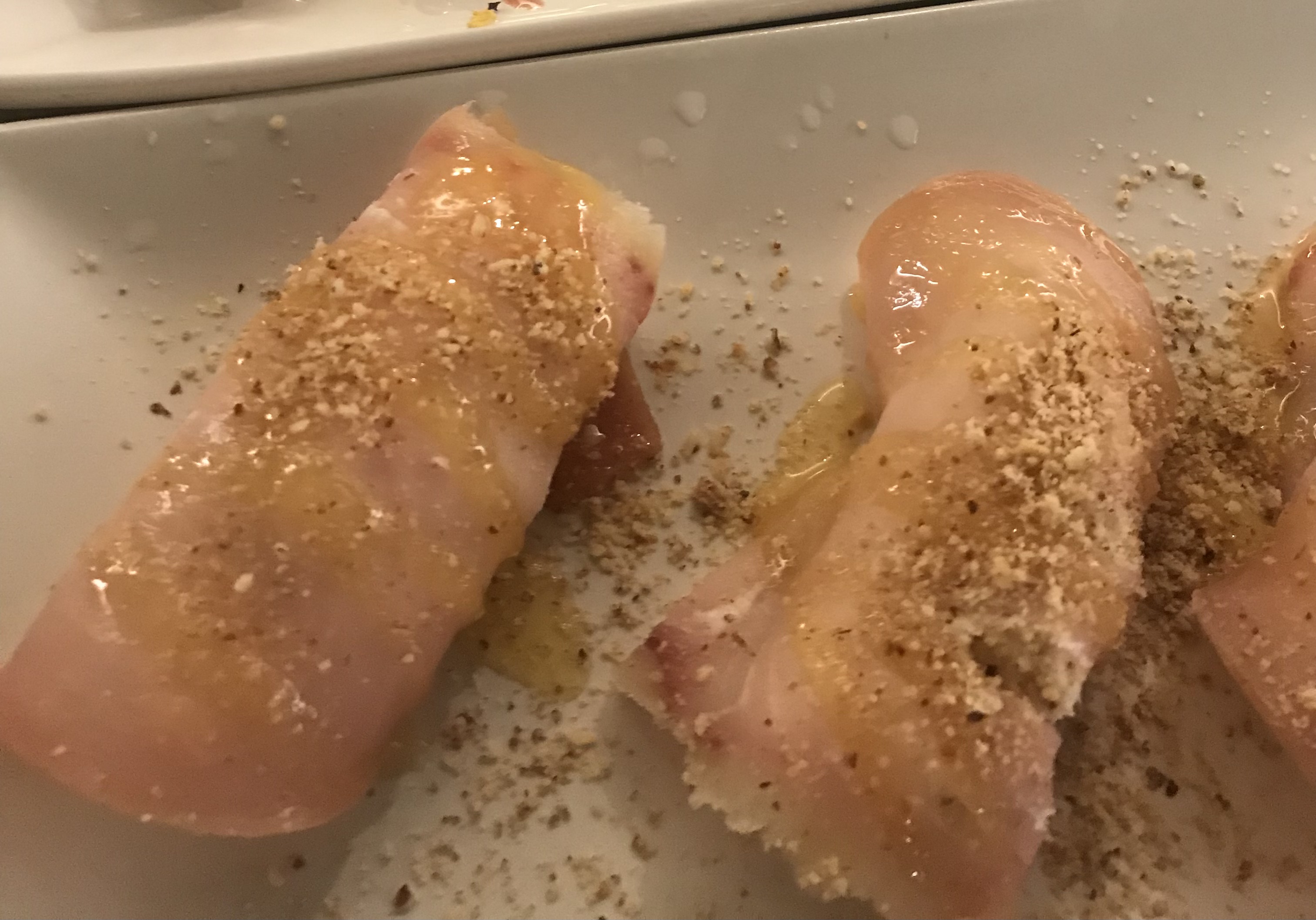 Involtino di tonno affumicato con ricotta, miele e mandorle tostate