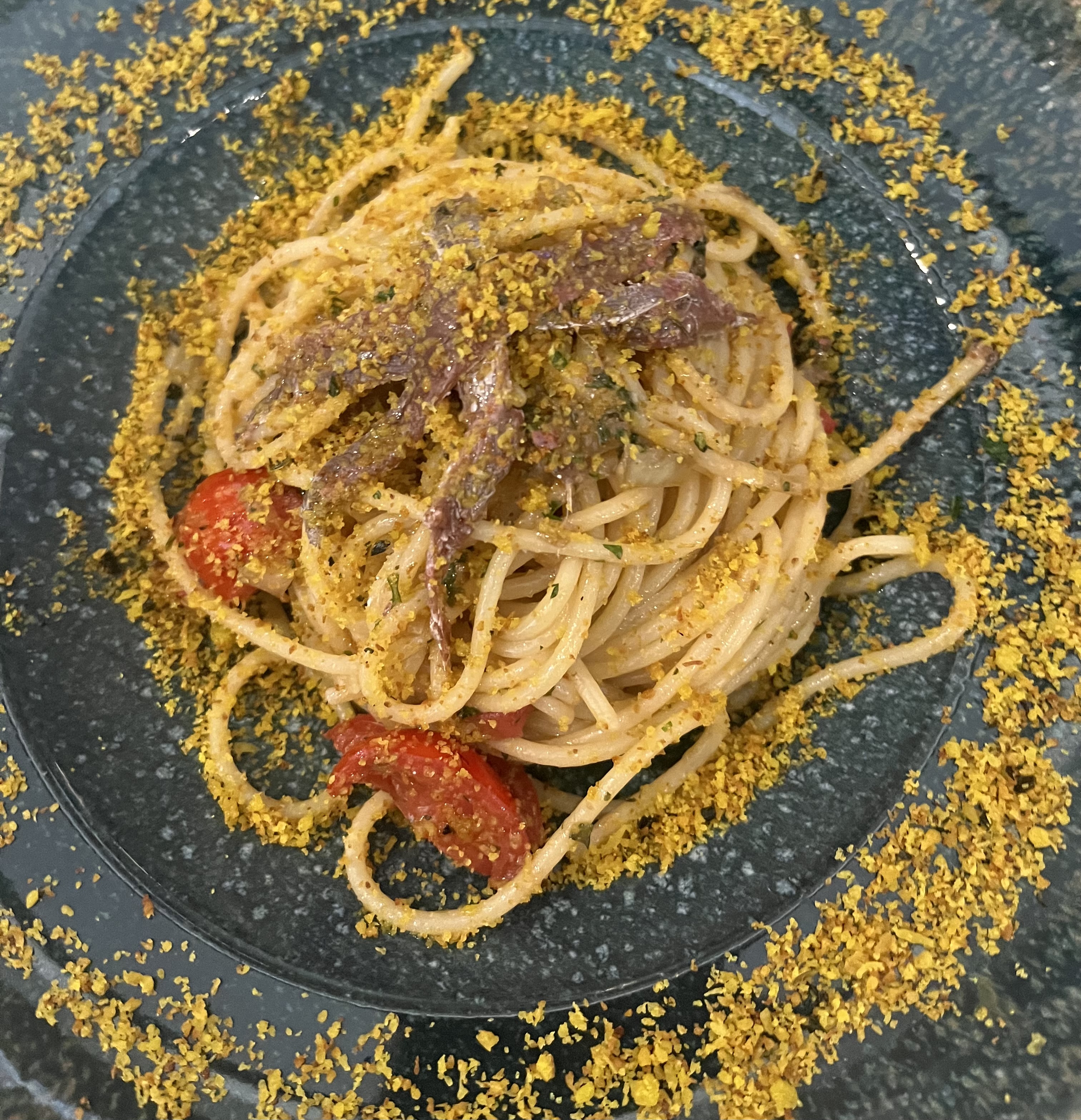 Spaghetti con alici, mollica tostata e pomodoro ciliegino