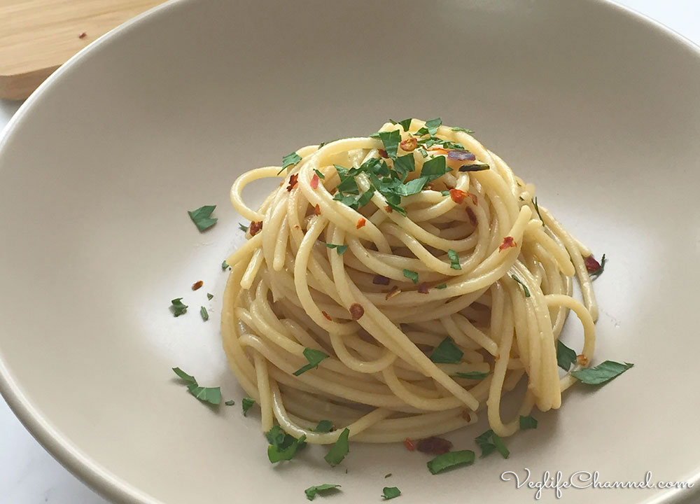 Spaghetti con aglio, olio, peperoncino e mandorle tostate