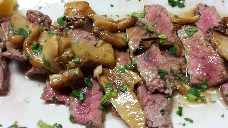Tagliata di manzo con gorgonzola e funghi porcini 