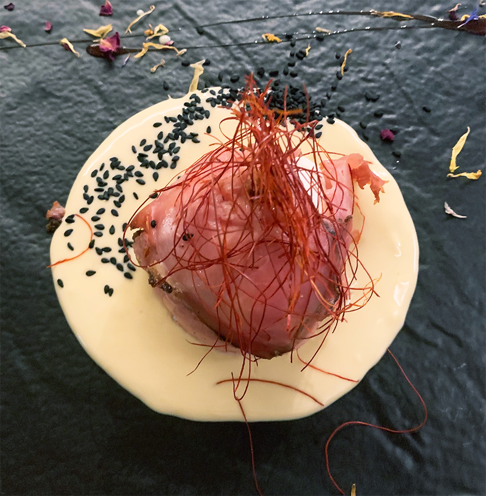 Bufala su fonduta di formaggi con speck croccante