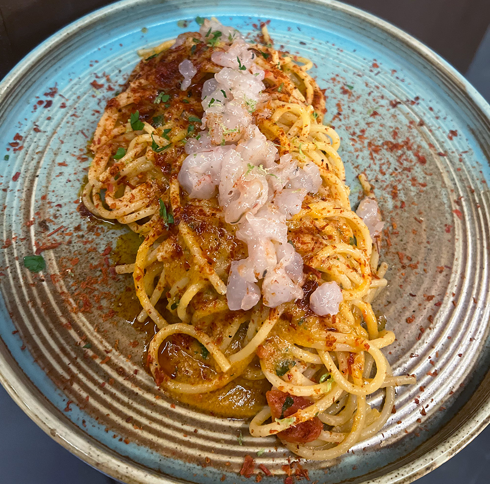 Spaghetti con crema di gambero, tartare, lime e polvere di gambero