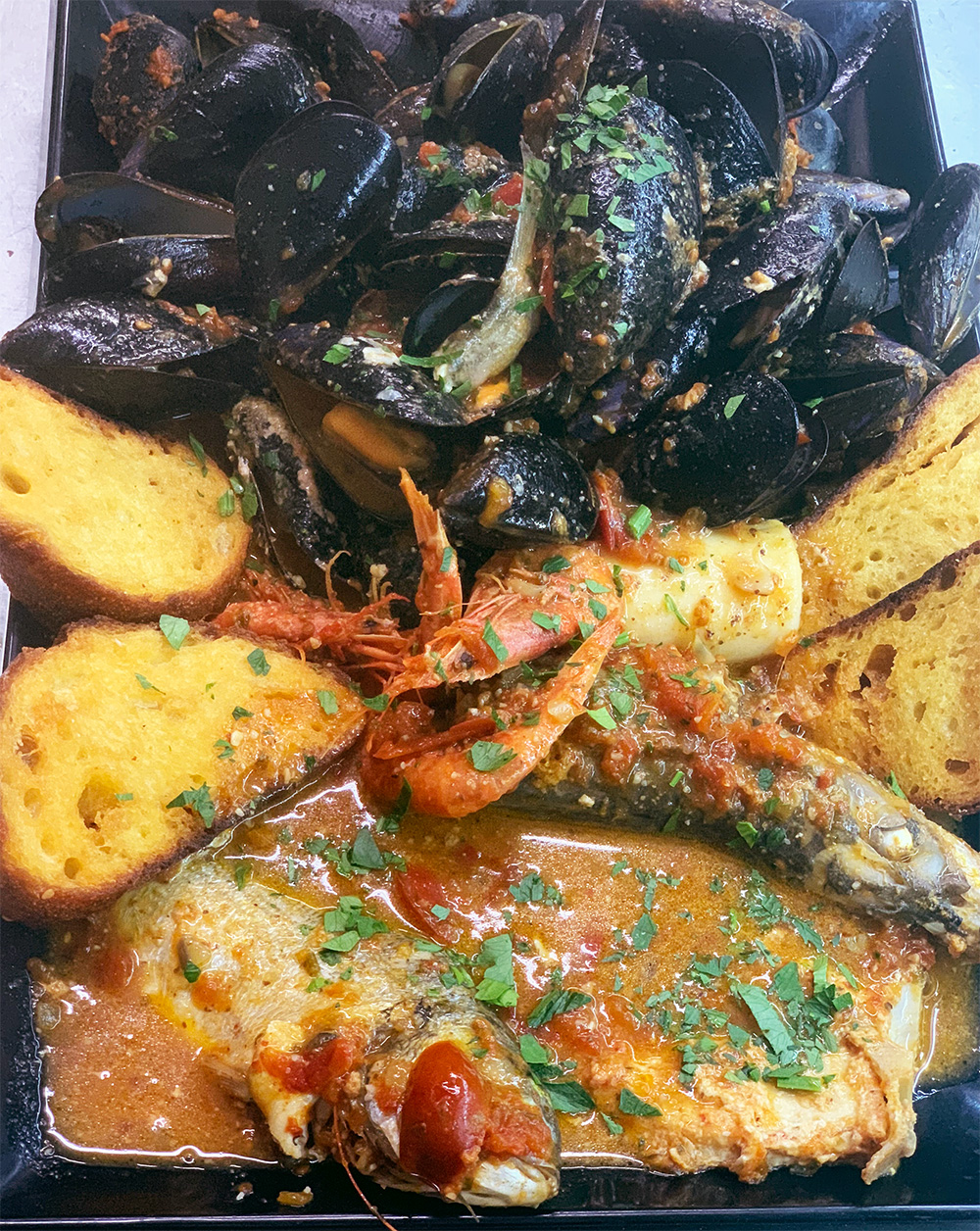Caciucco con crostini specialità della casa (consigliato per 2 persone)