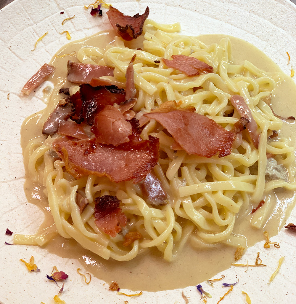 Trenette con gorgonzola e croccante di speck