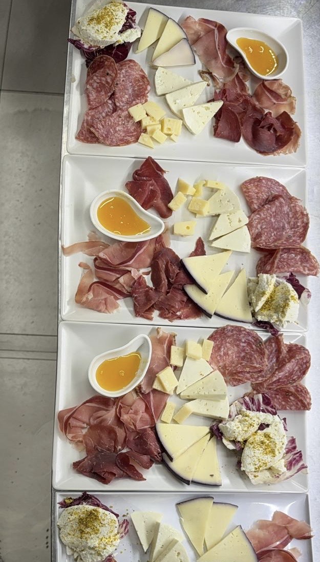 Degustazione di formaggi misti e salumi